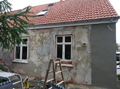 Facade under renovering ved gade i Skanderborg