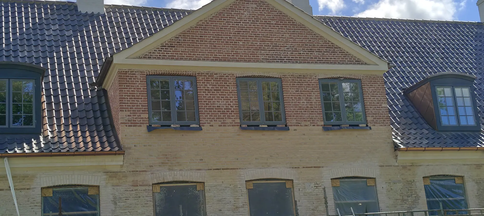 Nærbillede af frontgavl under restaurering