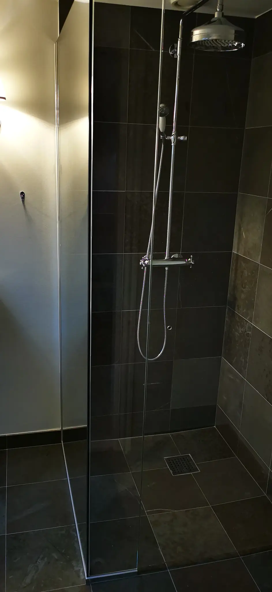 Bruseniche med mørke fliser og indbygget niche