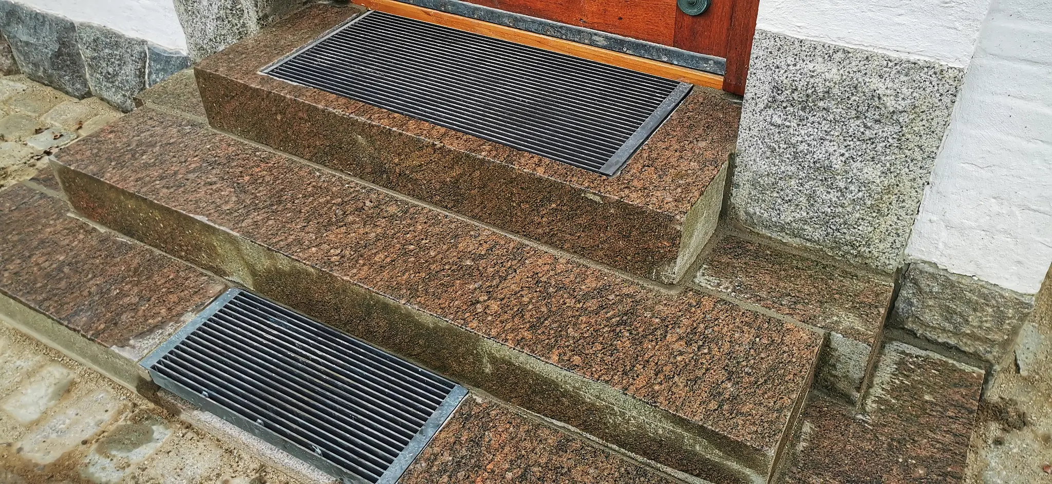 Granittrin ved husets indgang