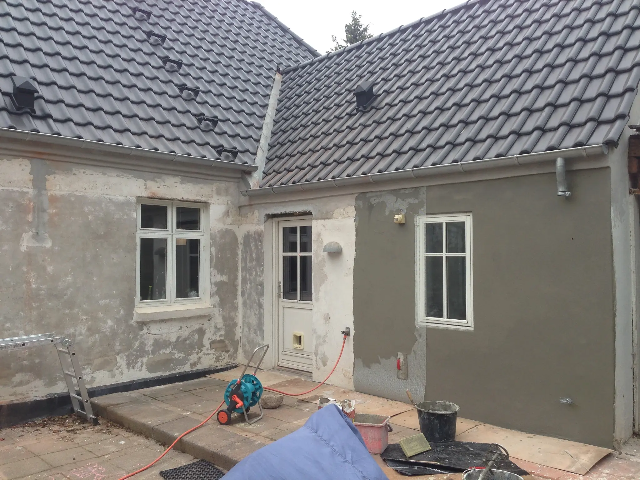 Historisk gårdfacade under facaderenovering