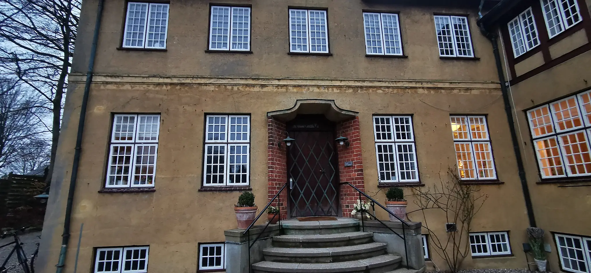 Historisk pudset facade omkring indgangsparti