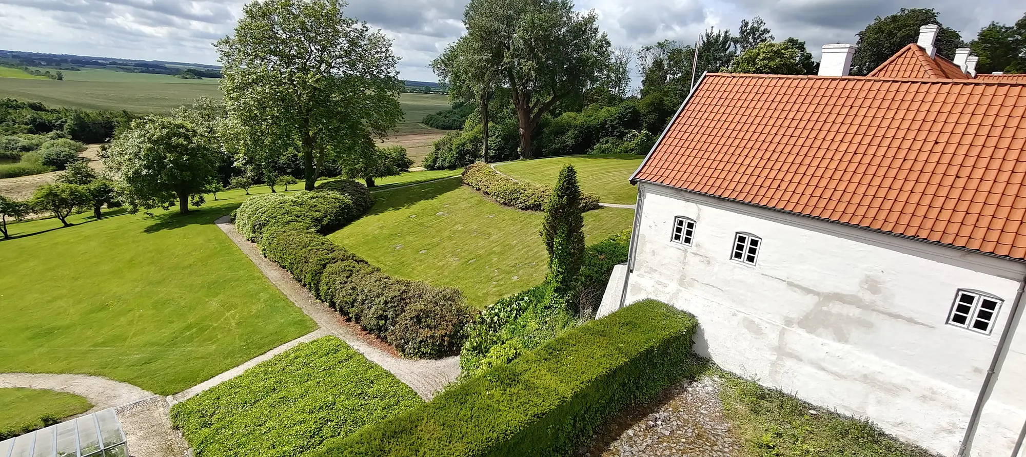 Restaureret herregård med have