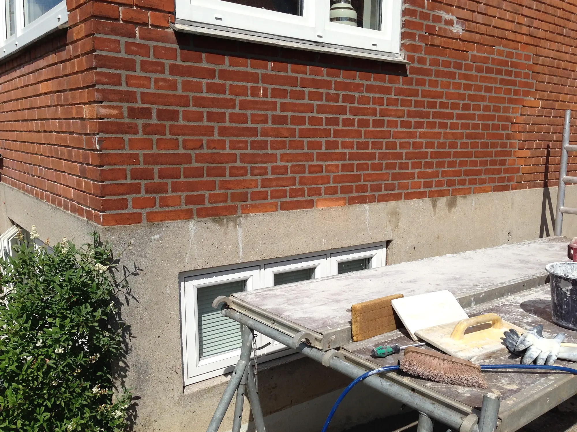 Fugearbejde på ældre rød murstensfacade